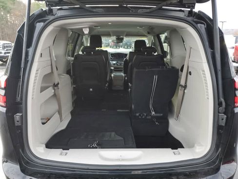 Certified 2024 Chrysler Pacifica Touring-L image 10