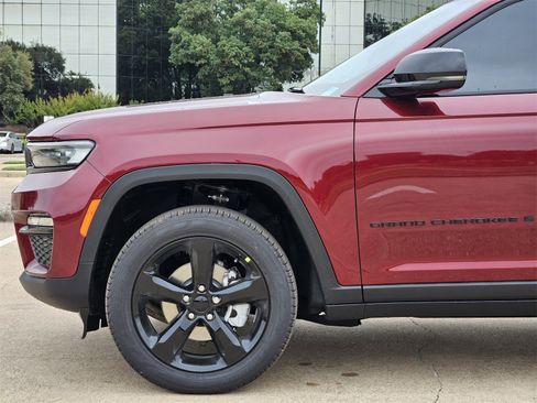 New 2025 Jeep Grand Cherokee Limited w/ Black Appearance Package image 9
