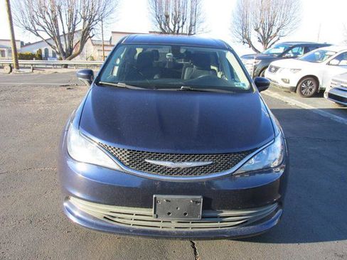 Used 2017 Chrysler Pacifica Touring w/ Tire & Wheel Group FWD image 2
