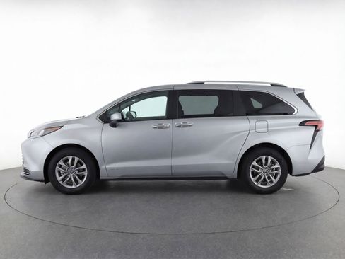 Used 2024 Toyota Sienna XLE image 5