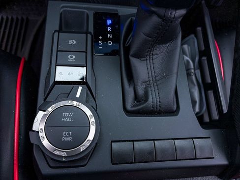 Used 2025 Toyota Tacoma SR5 AWD/4WD image 24