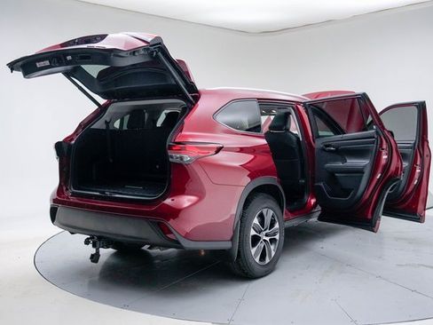 Used 2021 Toyota Highlander XLE image 21