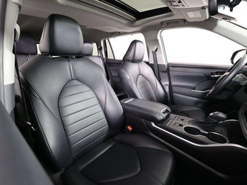 Used 2021 Toyota Highlander XLE AWD/4WD image 25
