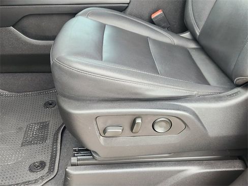 Used 2022 Chevrolet Suburban Z71 w/ Luxury Package image 23