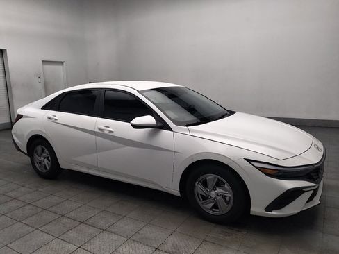 Used 2025 Hyundai Elantra SE FWD image 11