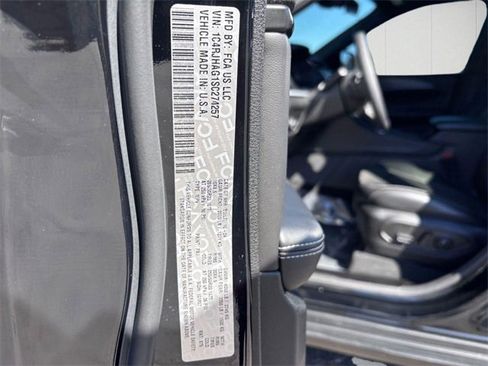 Used 2025 Jeep Grand Cherokee Altitude image 32