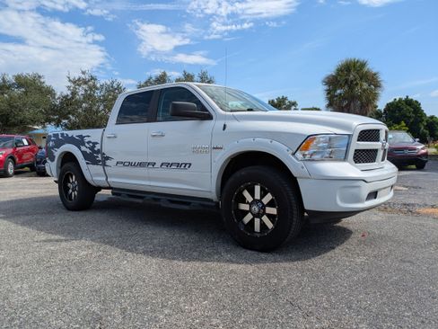 Used 2017 RAM 1500 Classic SLT AWD/4WD image 2