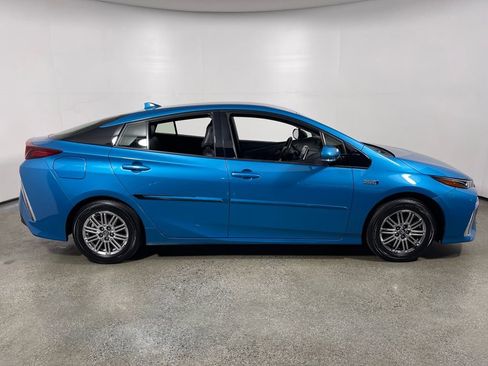 Used 2018 Toyota Prius Prime Premium image 2