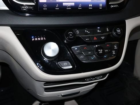 Used 2024 Chrysler Pacifica Touring-L FWD image 21
