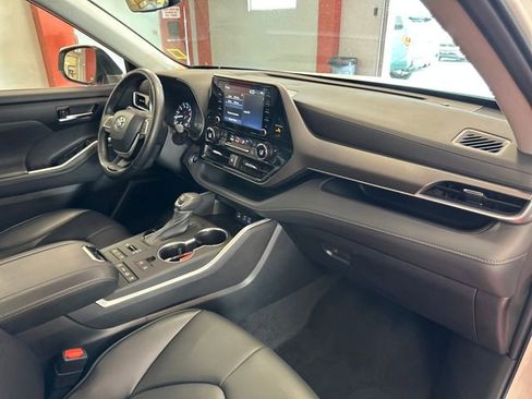 Used 2022 Toyota Highlander XLE AWD/4WD image 17