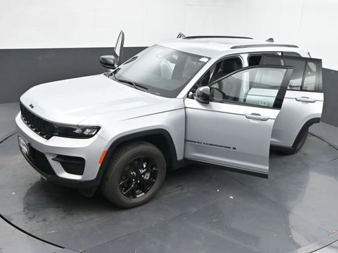 Used 2024 Jeep Grand Cherokee Altitude image 63