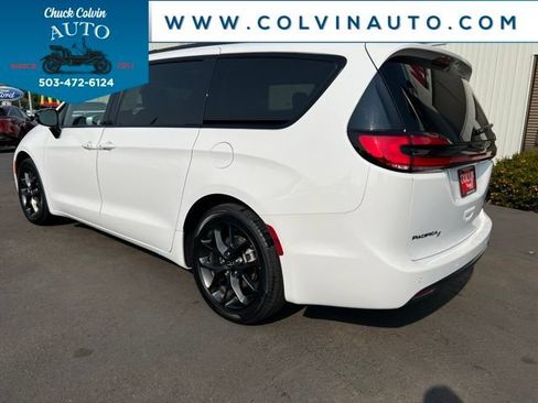 Used 2025 Chrysler Pacifica Limited FWD image 10