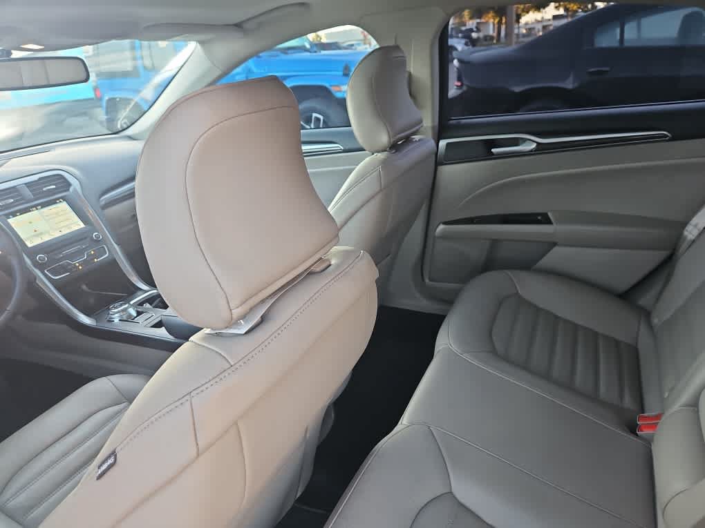 Used 2017 Ford Fusion SE w/ Fusion SE Technology Package FWD image 9