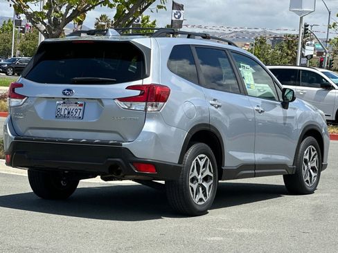 Used 2019 Subaru Forester Premium AWD/4WD image 4