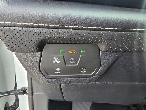 Used 2025 Volkswagen Atlas SE image 20