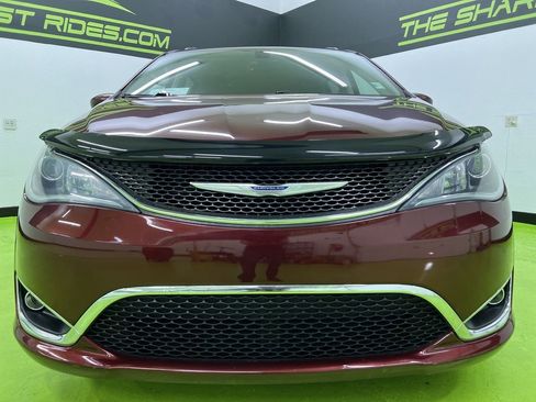 Used 2019 Chrysler Pacifica Touring-L FWD image 3