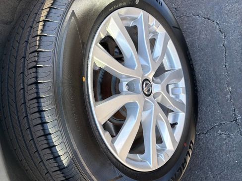 Used 2017 Nissan Rogue SV w/ SV Premium Package image 31