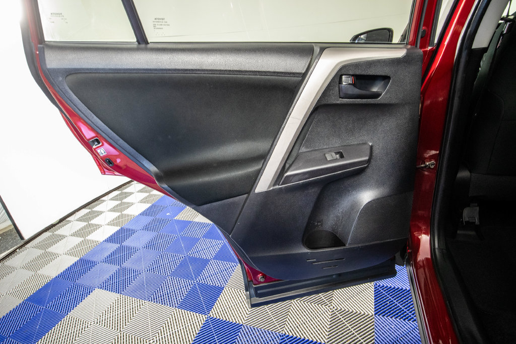 Used 2018 Toyota RAV4 LE FWD image 13