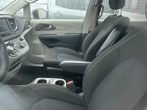 Used 2023 Chrysler Voyager LX image 3