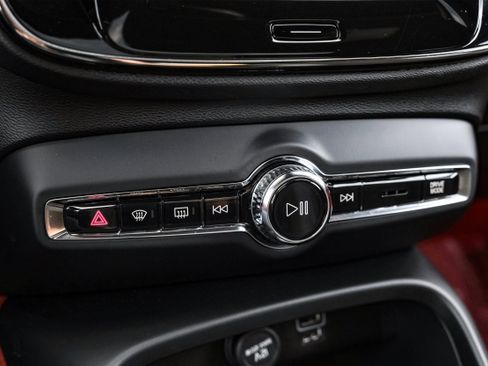 Used 2021 Volvo XC40 T4 R-Design image 25