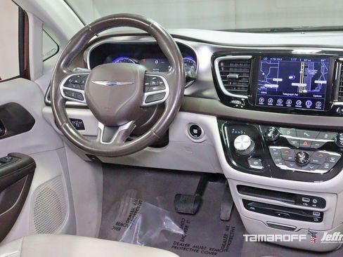 Used 2017 Chrysler Pacifica Touring-L Plus image 4
