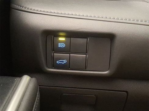 Used 2020 Toyota Highlander LE image 23