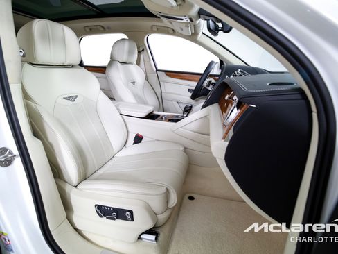 Used 2023 Bentley Bentayga Plug-In Hybrid image 25