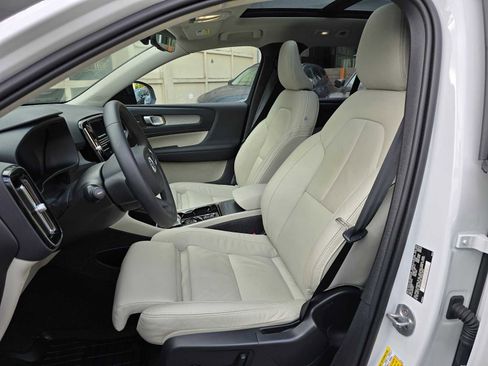 Certified 2024 Volvo XC40 B5 Ultimate w/ Climate Package image 30