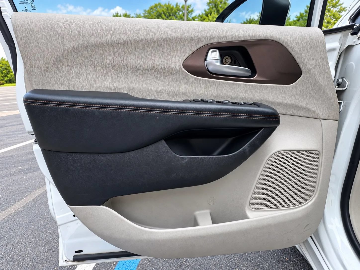 Used 2017 Chrysler Pacifica LX FWD image 31