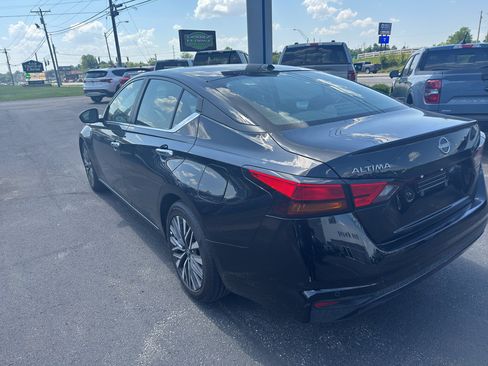 Used 2025 Nissan Altima 2.5 SV FWD image 4