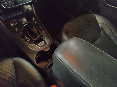 Used 2019 Jeep Cherokee Limited w/ Technology Group AWD/4WD image 26