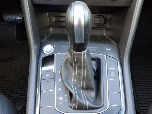 Used 2021 Volkswagen Tiguan SE w/ Panoramic Sunroof Package image 18