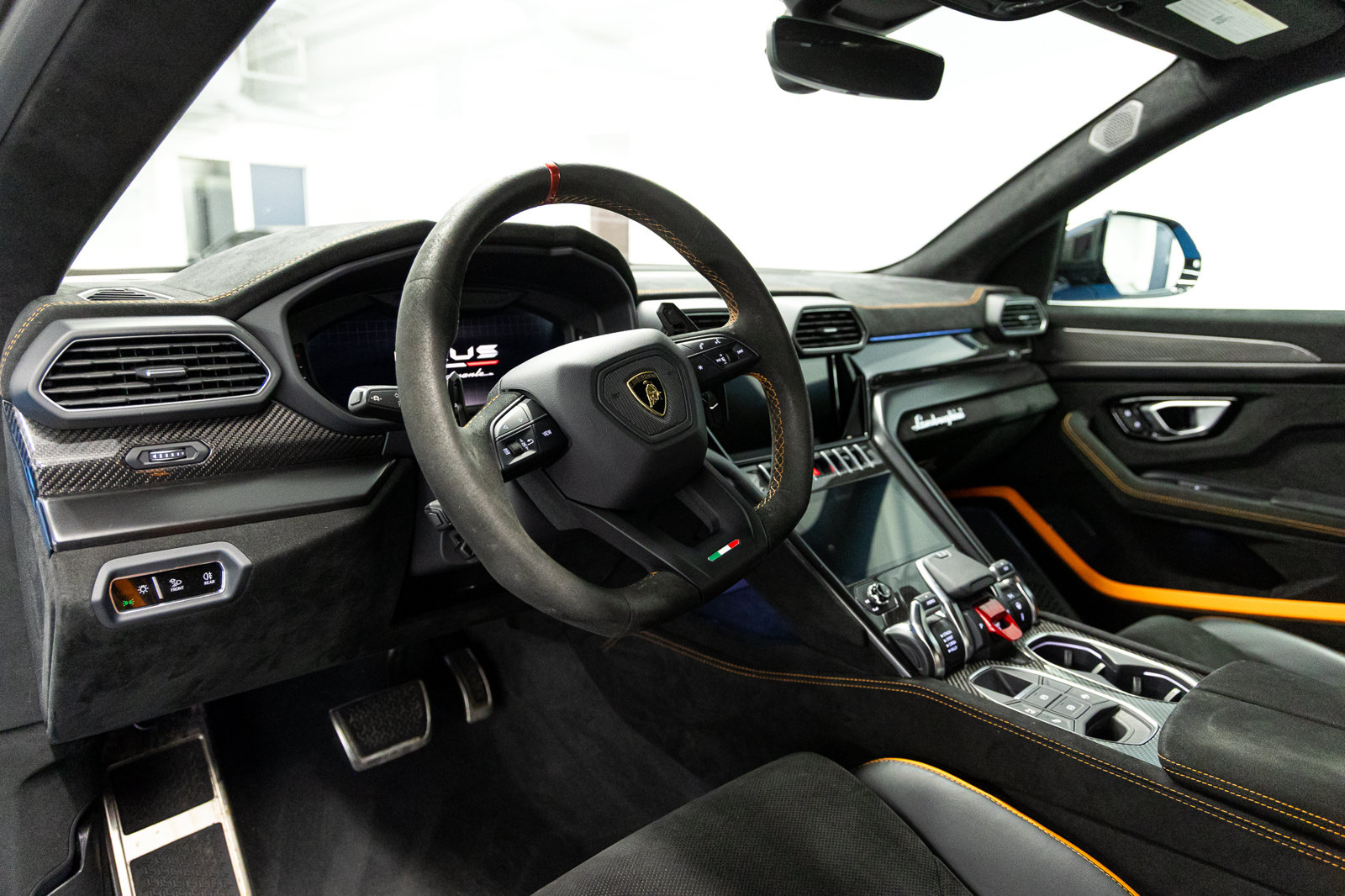 Used 2024 Lamborghini Urus Performante AWD/4WD image 40