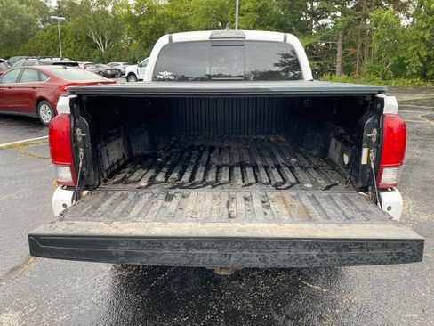 Used 2017 Toyota Tacoma TRD Off-Road AWD/4WD image 5