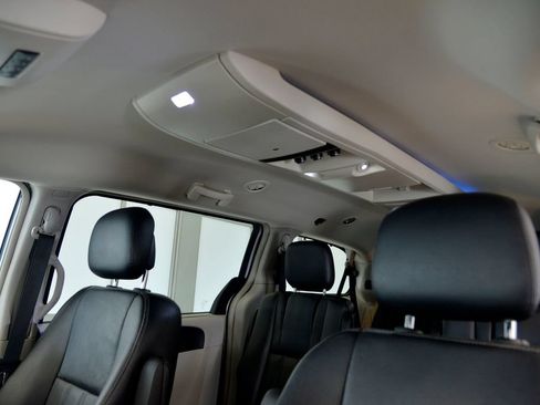 Used 2015 Chrysler Town & Country Touring FWD image 28