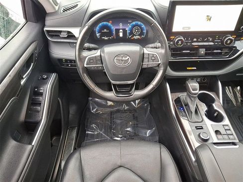 Used 2023 Toyota Highlander Platinum image 11