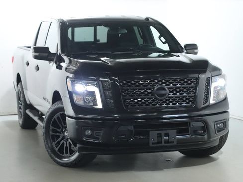 Used 2019 Nissan Titan SV w/ SV Convenience Package AWD/4WD image 2