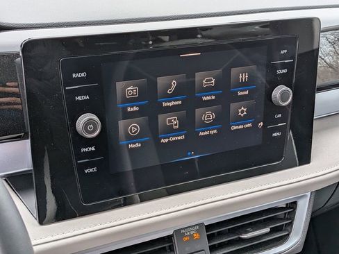 Used 2025 Volkswagen Taos SE w/ Panoramic Sunroof Package image 22