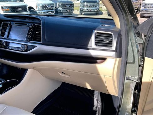 Used 2018 Toyota Highlander XLE image 18