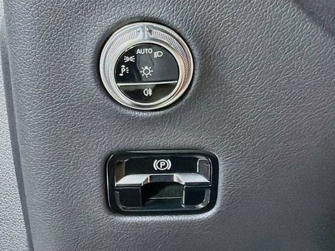Used 2023 Mercedes-Benz GLC 300 4MATIC image 11