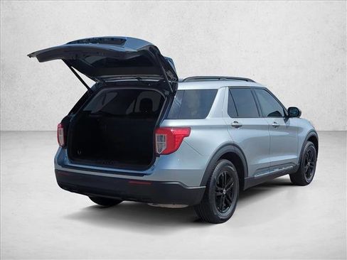 Certified 2023 Ford Explorer XLT RWD image 5