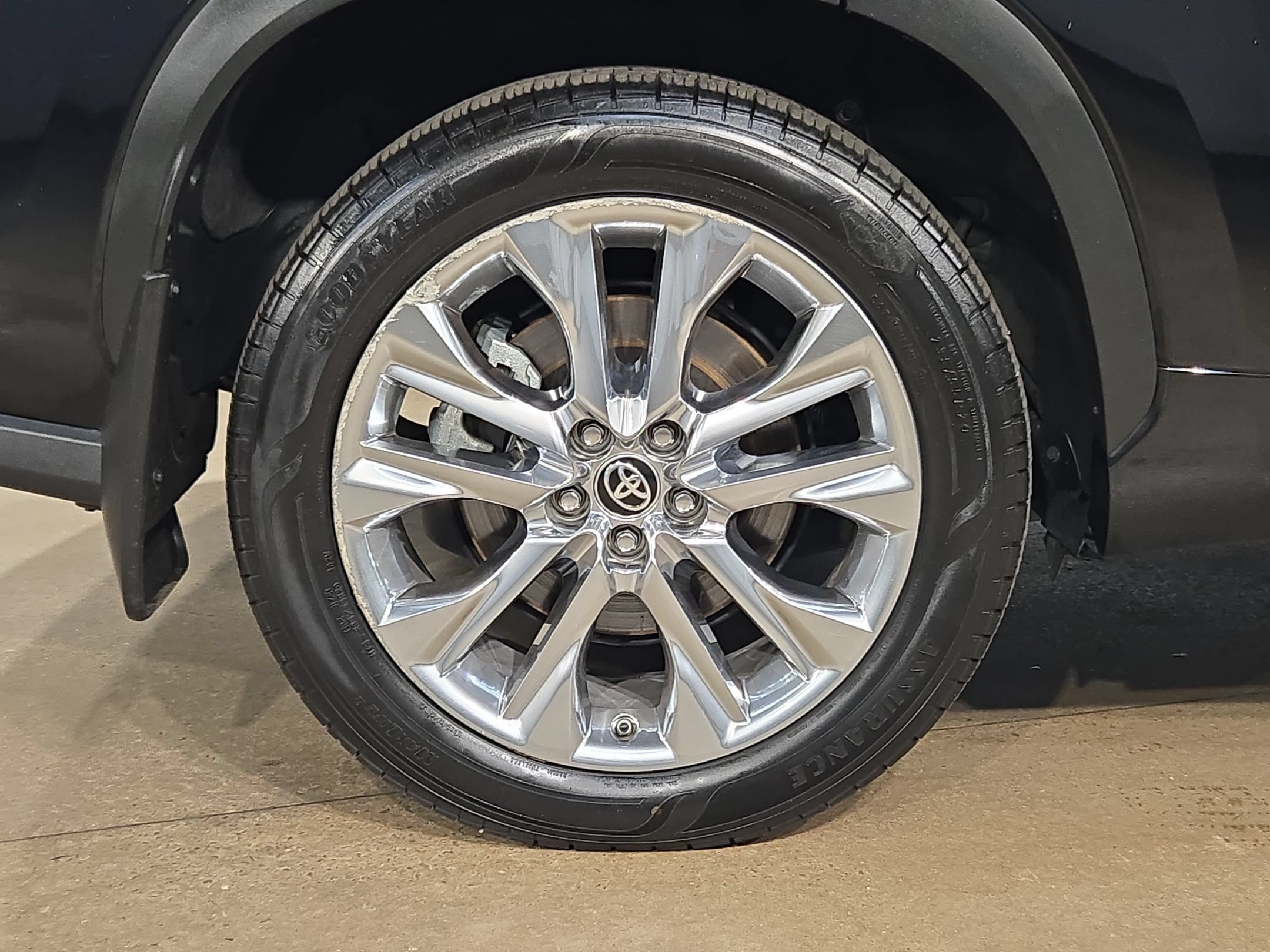 Used 2024 Toyota Highlander Limited AWD/4WD image 17