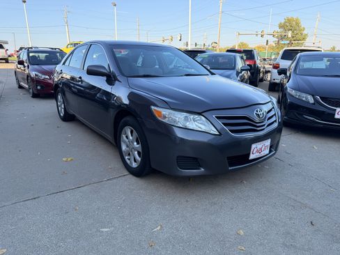 Used 2011 Toyota Camry image 2