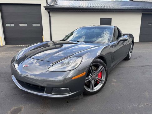 Used 2009 Chevrolet Corvette Coupe w/ Z51 Performance Package RWD image 2
