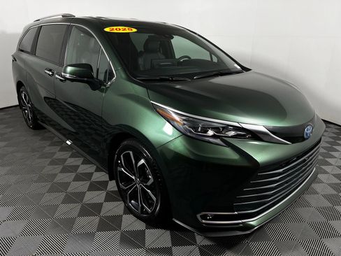 Used 2025 Toyota Sienna Platinum image 3