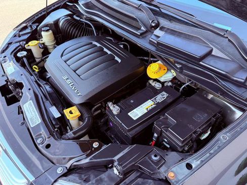 Used 2015 Chrysler Town & Country Touring image 31