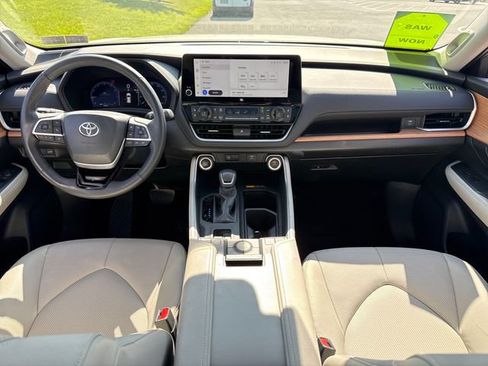 Used 2024 Toyota Grand Highlander AWD image 18