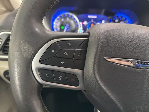 Used 2024 Chrysler Pacifica Touring-L image 24