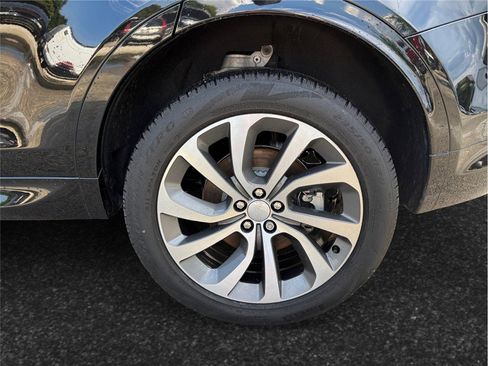 Used 2022 Land Rover Discovery Sport SE R-Dynamic image 14