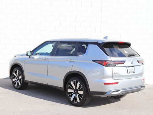 New 2025 Mitsubishi Outlander SE image 2